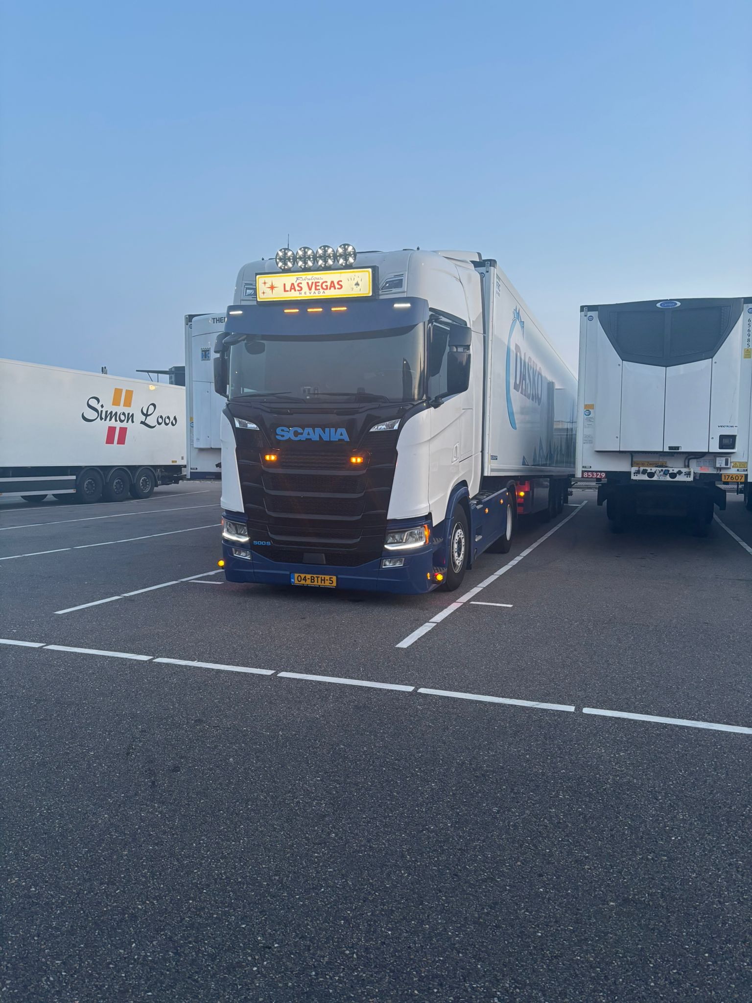 Scania vrachtwagen op de weg