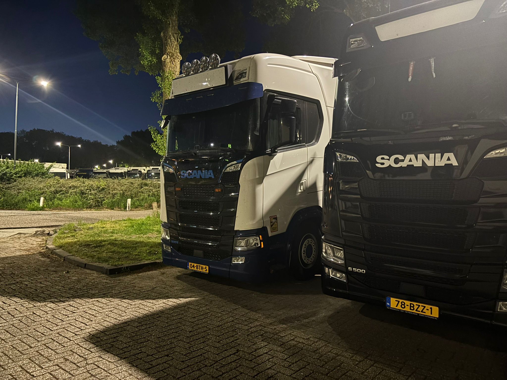 Chauffeur tijdens het laden