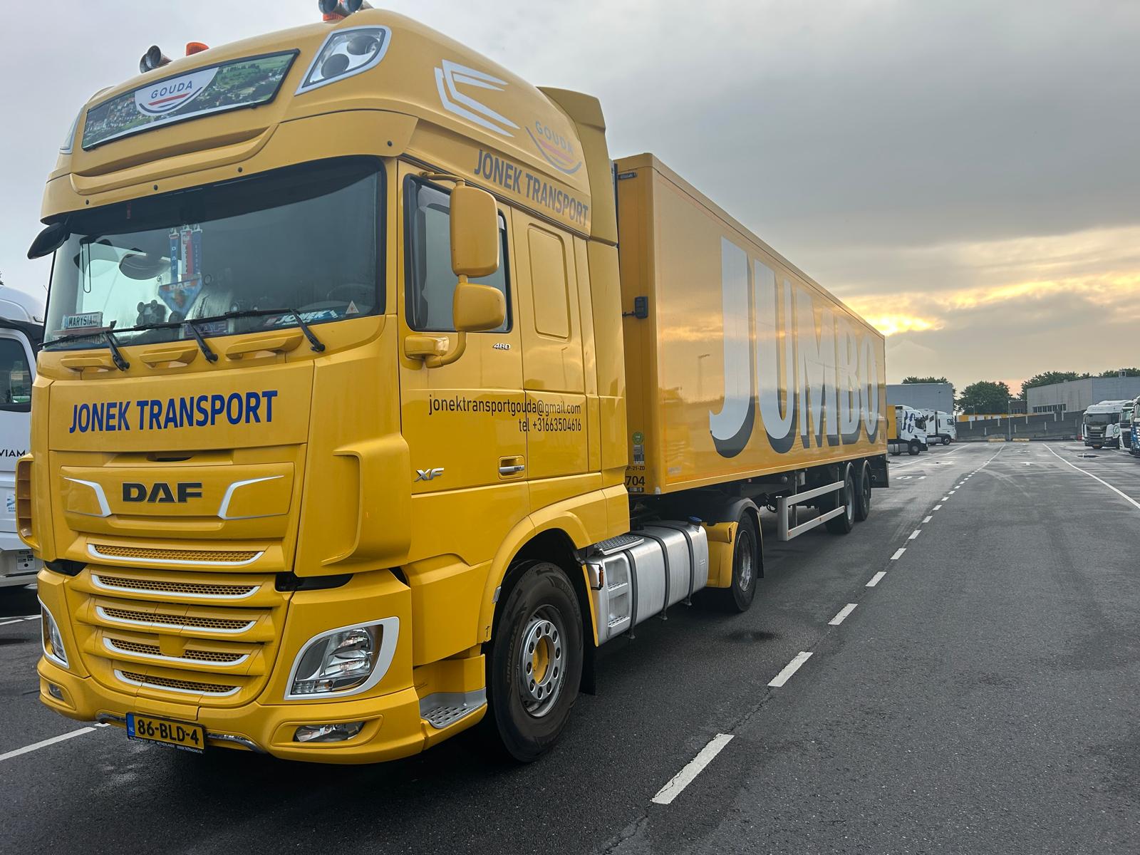 Vrachtwagen op de snelweg